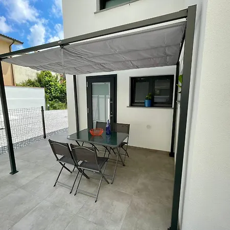 Elisa B - In Front Of The Walls Of Διαμέρισμα *