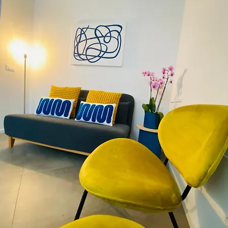 Elisa B - In Front Of The Walls Of Διαμέρισμα